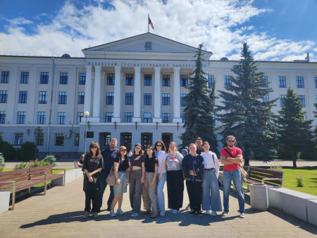 Студенты-геологи проходят полевую практику в Псковской области.