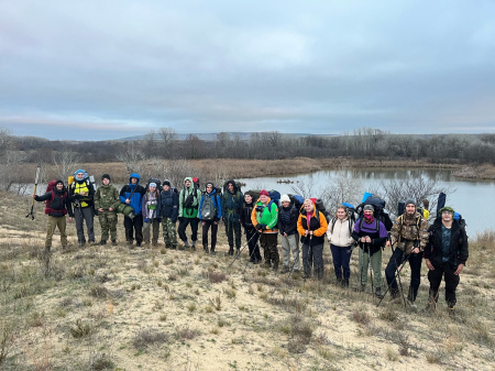 С 14 по 16 ноября 2025 года команда из 18 активистов Молодёжного клуба РГО ВолГУ "Волга" прошла пешим маршрутом длиной в 33 км