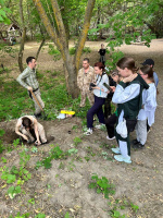 Студенты-экологи исследуют заповедную природу.