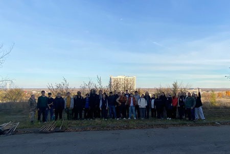 Студенты нашей кафедры приняли участие в работах на дубовой аллее ВолГУ.  Студенты нашей кафедры приняли участие в работах на дубовой аллее ВолГУ.