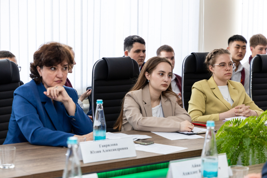 Студенты из Пятигорского государственного университета знакомятся с патриотикой ВолГУ