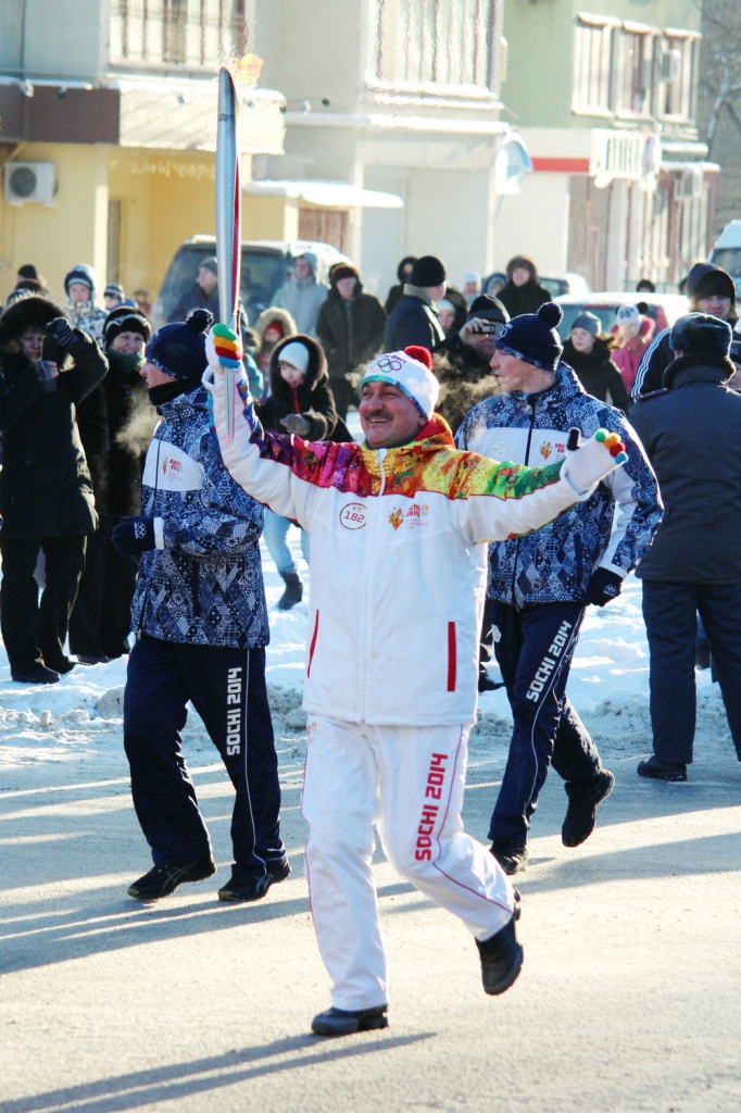 Ректор ВолГУ О.В. Иншаков участвует в эстафете олимпийского огня.JPG