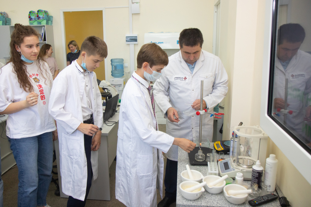 Дом научной коллаборации ВолГУ организовал экскурсию для школьников 