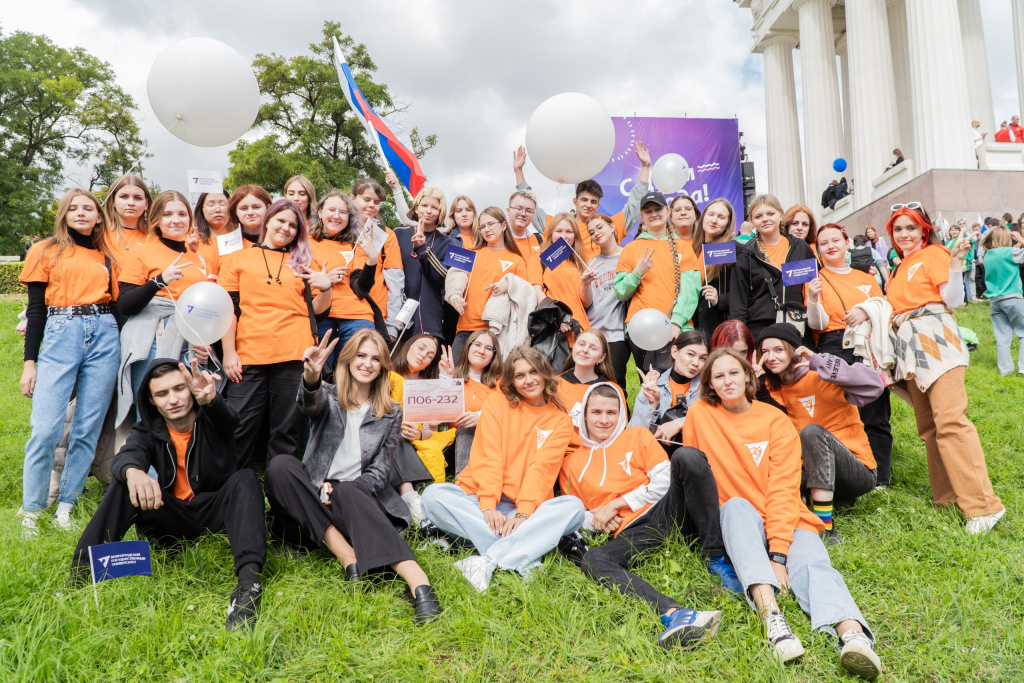 Более 1500 первокурсников ВолГУ приняли участие в Параде студенчества 