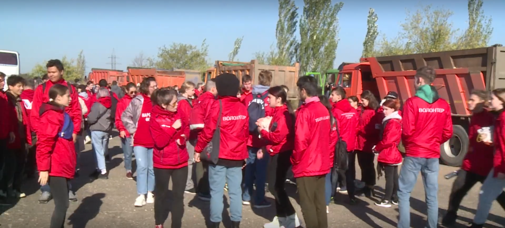 Volgograd TRV Broadcasting Company Volgograd volunteers and activists of All-Russia People's Front movement held a volunteer clean-up on the Lysaya Gora hill_01.png