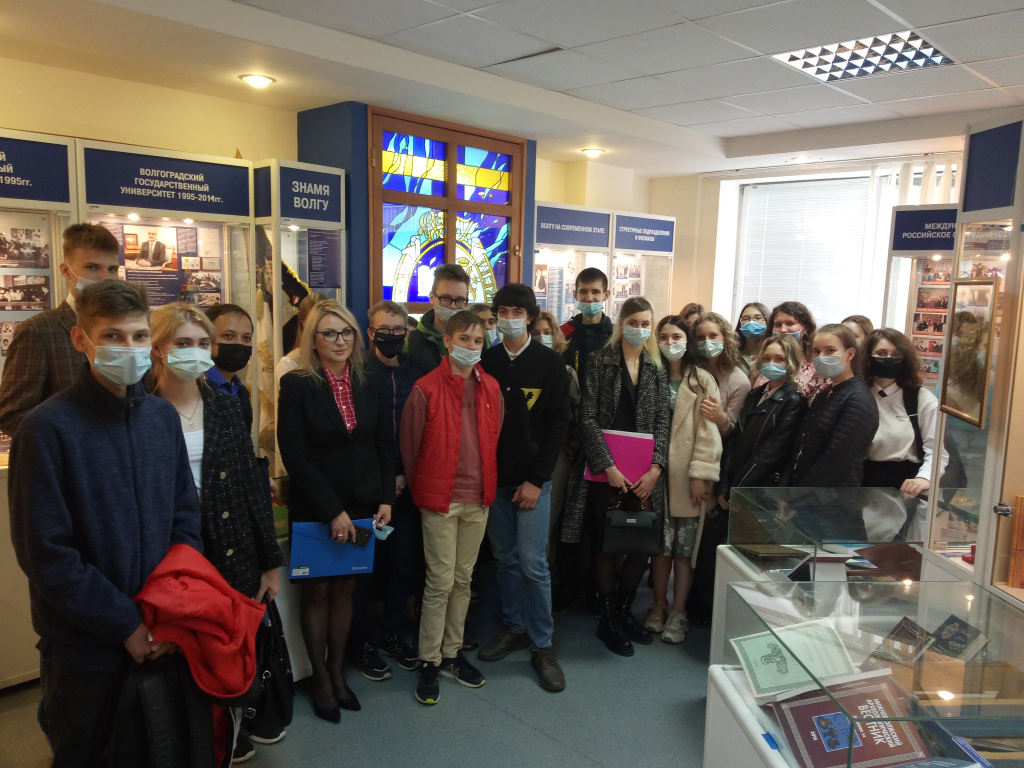 Ученики школы «Поколение» побывали в Музее курсантских полков ВолГУ