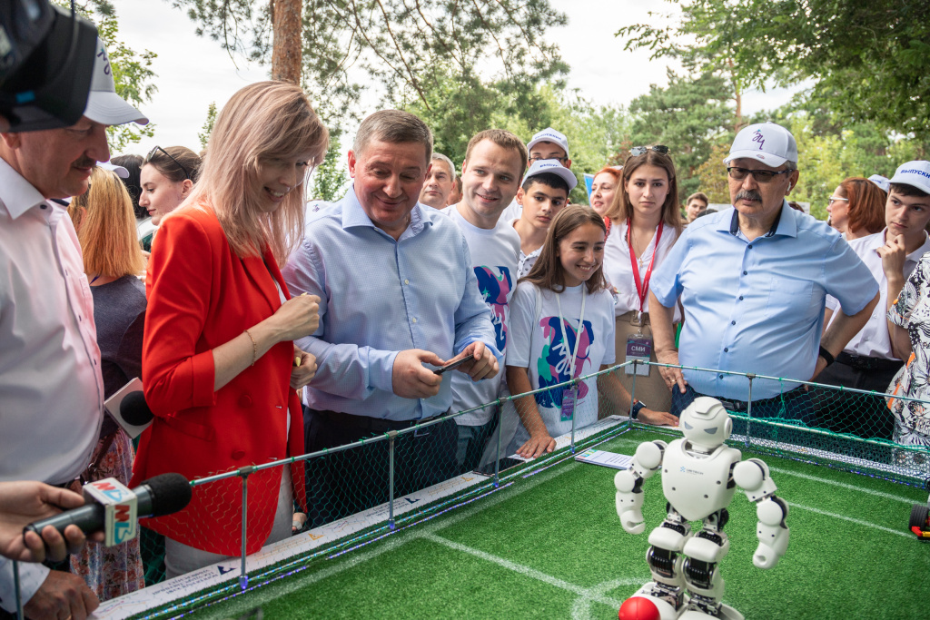 VolSU celebrated Youth Day at the city festival TriChetyre_04.jpg