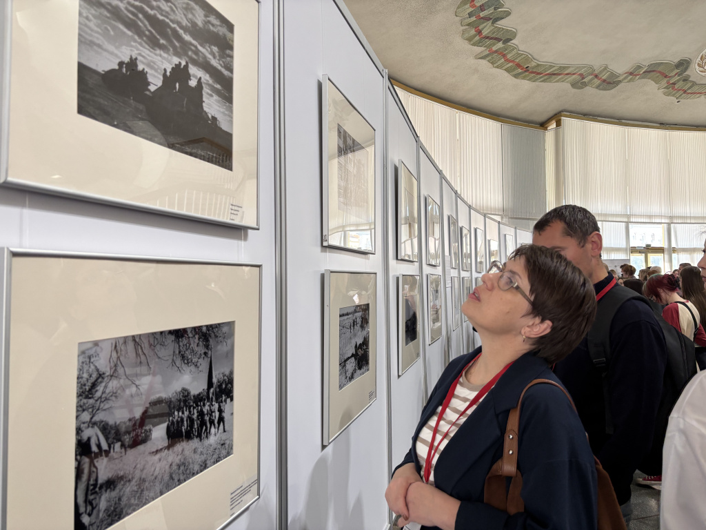 Студенты ВолГУ посетили открытие фотовыставки «Сталинградская битва: 200 дней в огне»
