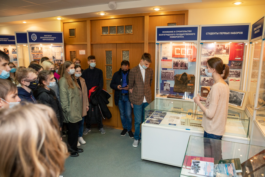 Ученики школы «Поколение» побывали в Музее курсантских полков ВолГУ