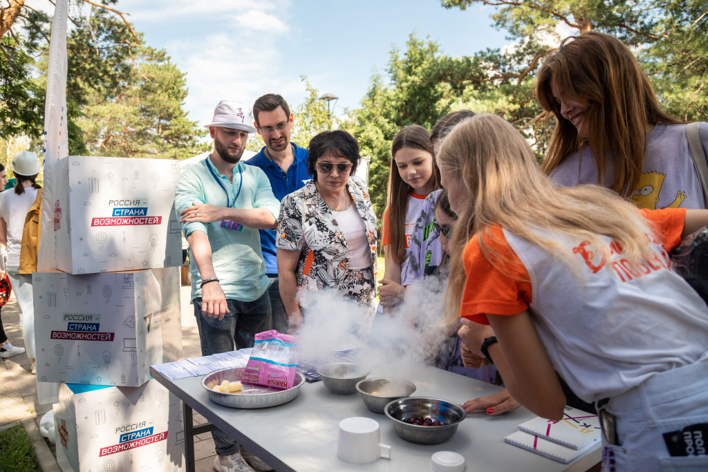 VolSU celebrated Youth Day at the city festival TriChetyre_03.jpg