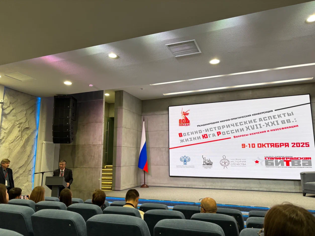 Студенты ВолГУ посетили открытие фотовыставки «Сталинградская битва: 200 дней в огне»