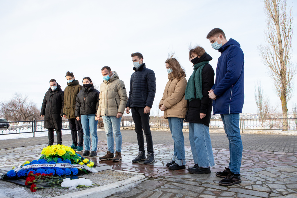 VolSU students laid floral tributes at the Lysaya Gora memorial complex_02.jpg