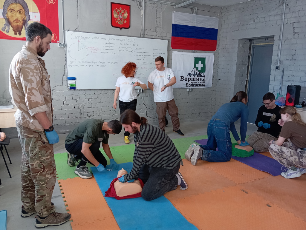 Активисты-туристы осваивают навыки оказания первой помощи