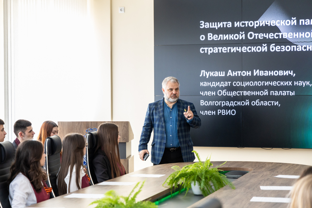 Студенты из Пятигорского государственного университета знакомятся с патриотикой ВолГУ