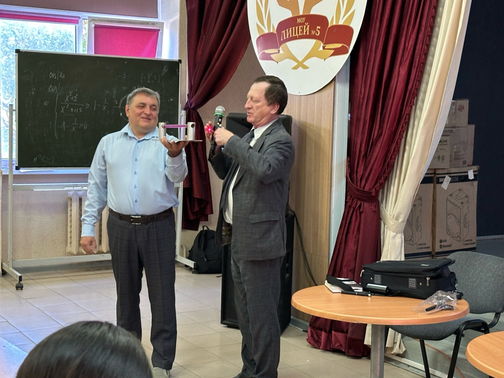Преподаватели ВолГУ рассказали старшеклассникам об особенностях ЕГЭ в 2026 году