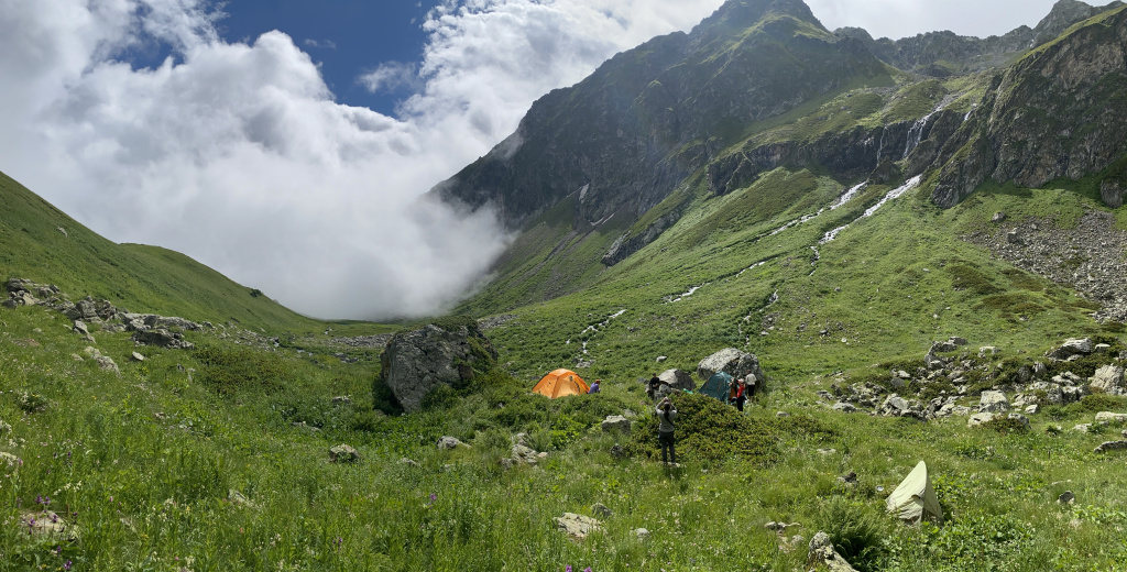 КЧР. Сверху - озеро Закан палаточный лагерь находится на уровне облаков.JPG