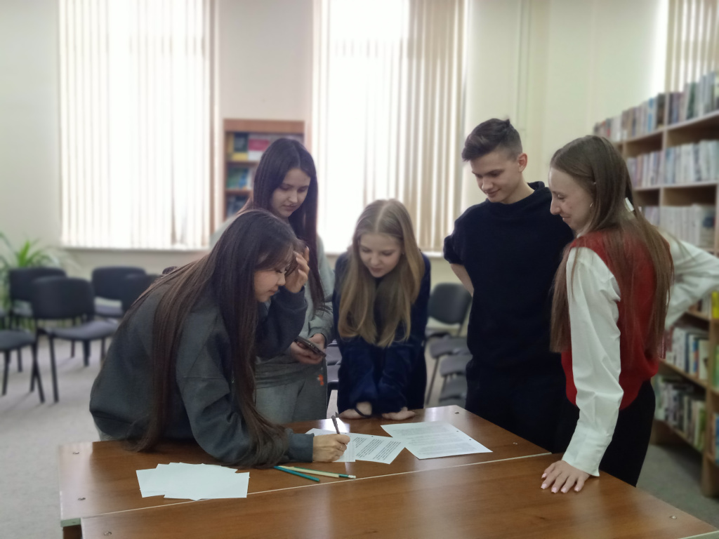Студенты приняли участие в заседании Книжного клуба, посвященном Всемирному дню писателя