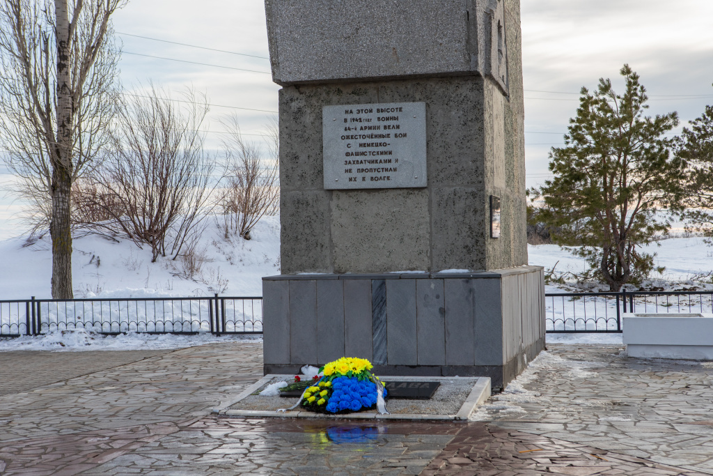 VolSU students laid floral tributes at the Lysaya Gora memorial complex_04.jpg