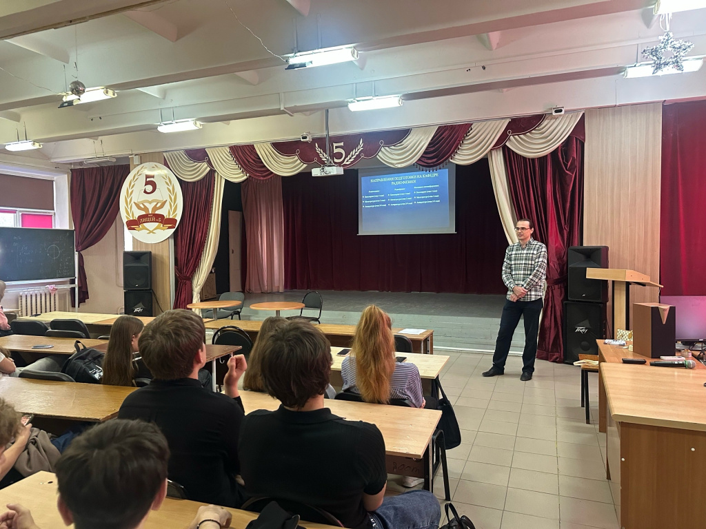 Преподаватели ВолГУ рассказали старшеклассникам об особенностях ЕГЭ в 2026 году