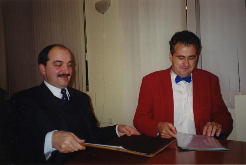 Подписание договора о сотрудничестве с Бургундским университетом (Франция). О.В. Иншаков, Жак Ибанес Буэно. 1998..jpg