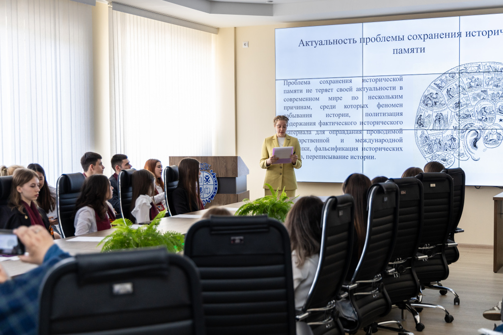 Студенты из Пятигорского государственного университета знакомятся с патриотикой ВолГУ