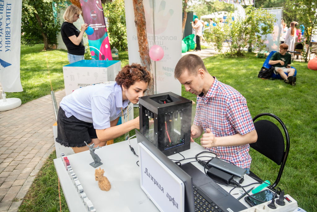 VolSU celebrated Youth Day at the city festival TriChetyre_02.jpg
