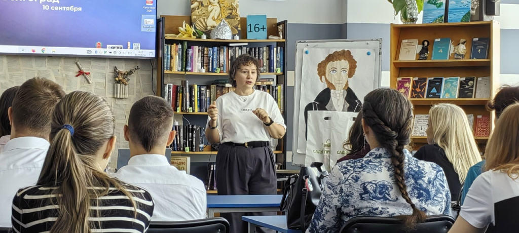 Сотрудники Научной библиотеки ВолГУ сели на «Книжный поезд» (4).jpg