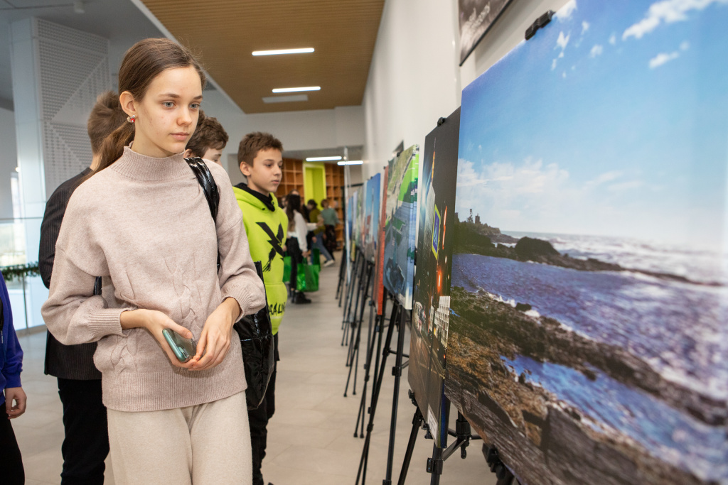 ВолГУ открыл фотовыставку, посвященную побратимским связям городов в школе «Поколение»