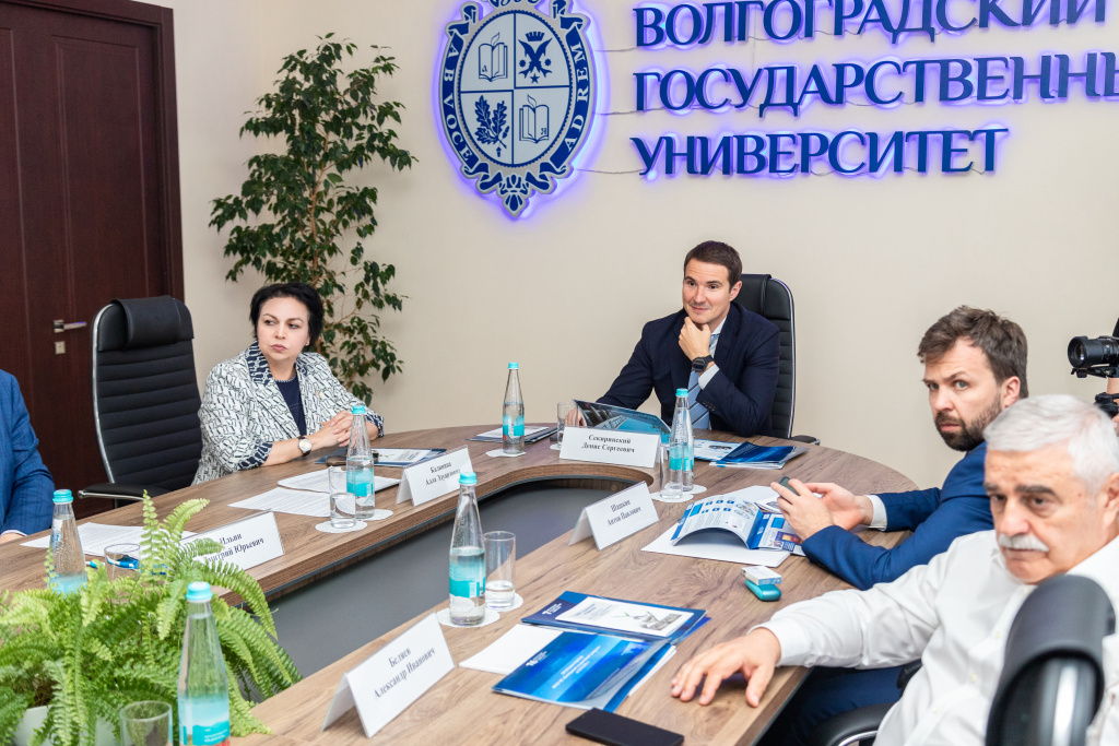 Заместитель Министра науки и высшего образования РФ Денис Секиринский ознакомился с научным и образовательным потенциалом ВолГУ 