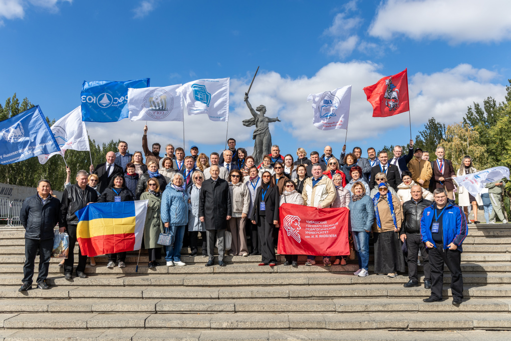 Гости ВолГУ – представители вузов евразийского пространства передали редкие книги в Музей-панораму Сталинградской битвы