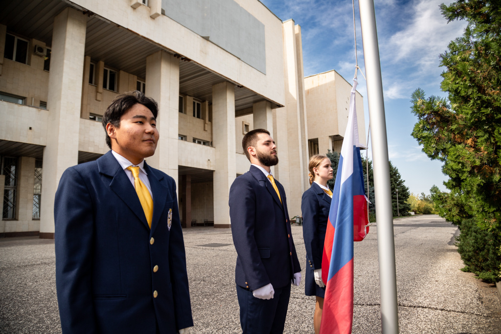 Гордо реет флаг над вузом