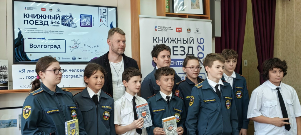 Сотрудники Научной библиотеки ВолГУ сели на «Книжный поезд» (6).jpg