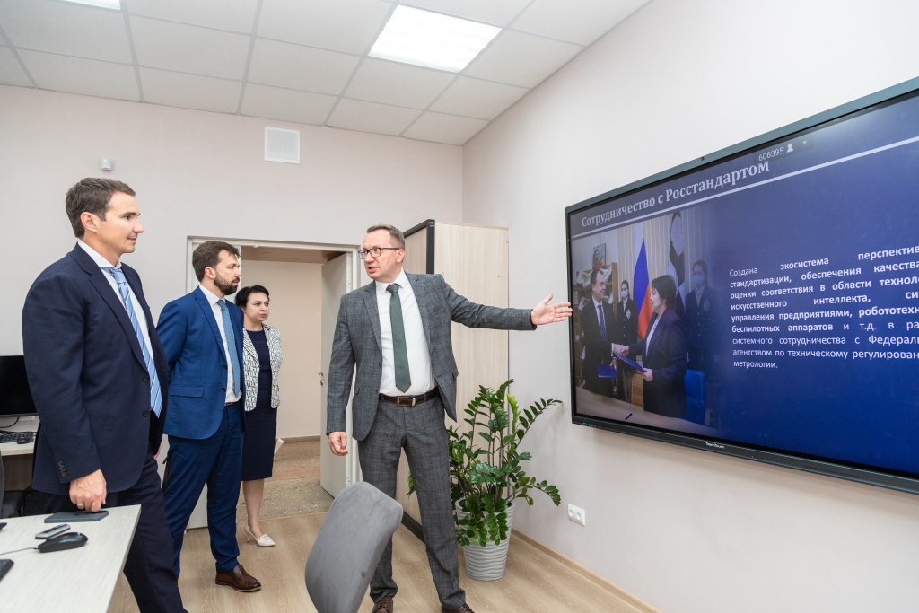 Заместитель Министра науки и высшего образования РФ Денис Секиринский ознакомился с научным и образовательным потенциалом ВолГУ 