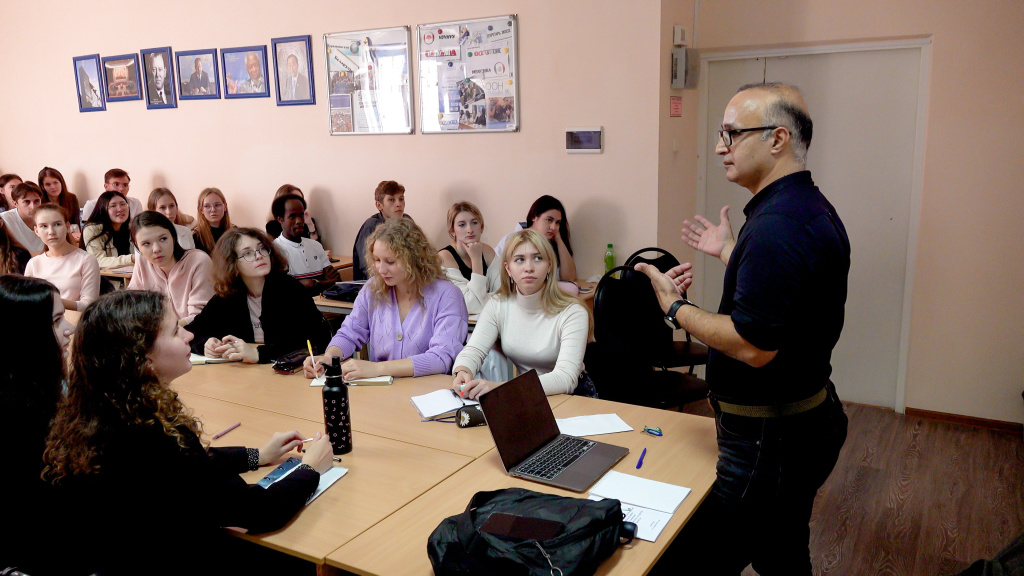 Professor of Istanbul University gave lectures to Volgograd State University students_01.jpg