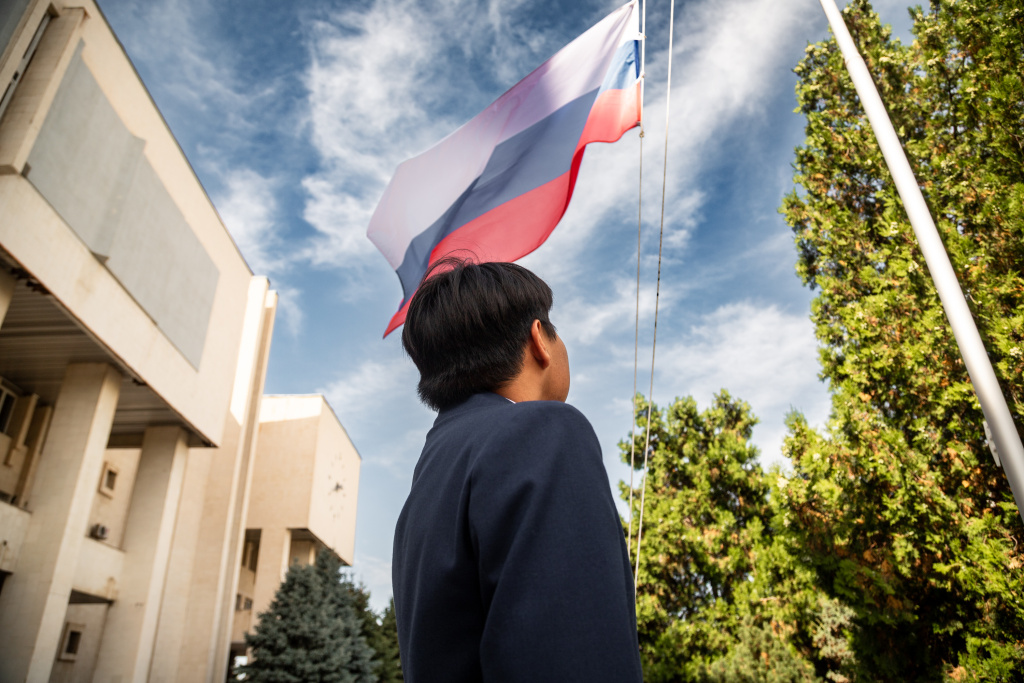 Гордо реет флаг над вузом
